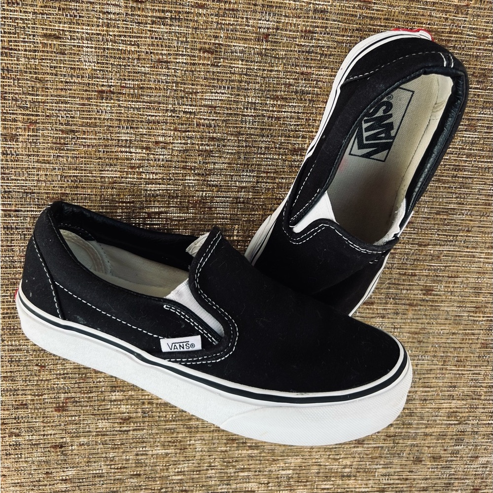 Never Worn Van Black sneakers ❤️